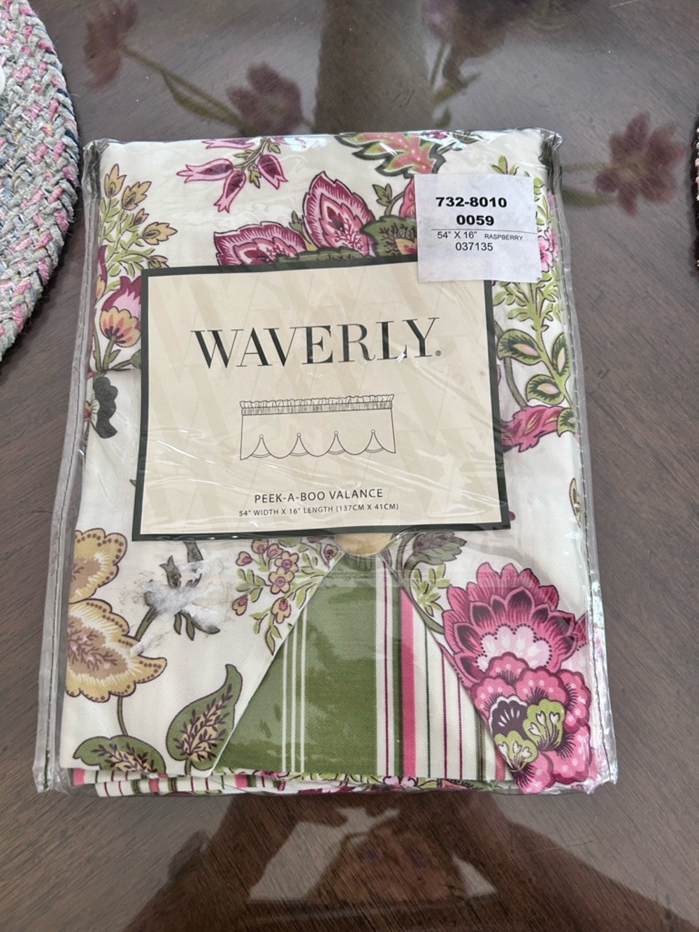 Waverly Peep—A—Boo Valance Rasberry